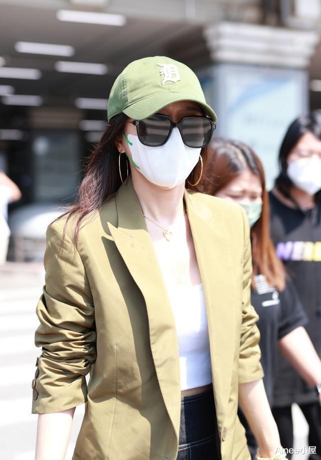 姜昆|秦岚穿西装配迷你裙，少女身材藏不住，难怪一点看不出年龄