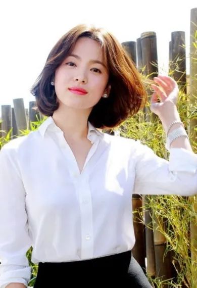 发型 女人上了年纪就别再留“黑长直”了，试试这5种发型，大妈变贵妇