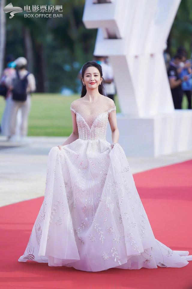 佟丽娅|佟丽娅 一袭白色深V长裙亮相第四海南岛国际电影节
