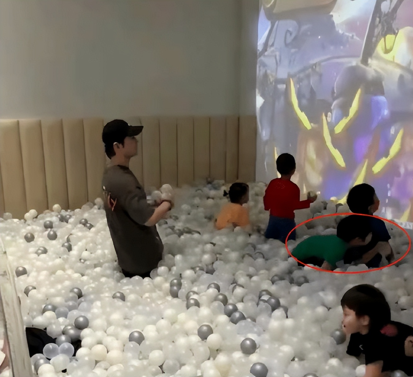 黄晓明|杨颖带儿子做核酸无人识,黄晓明独自前往大孤山,两人被疑将复合