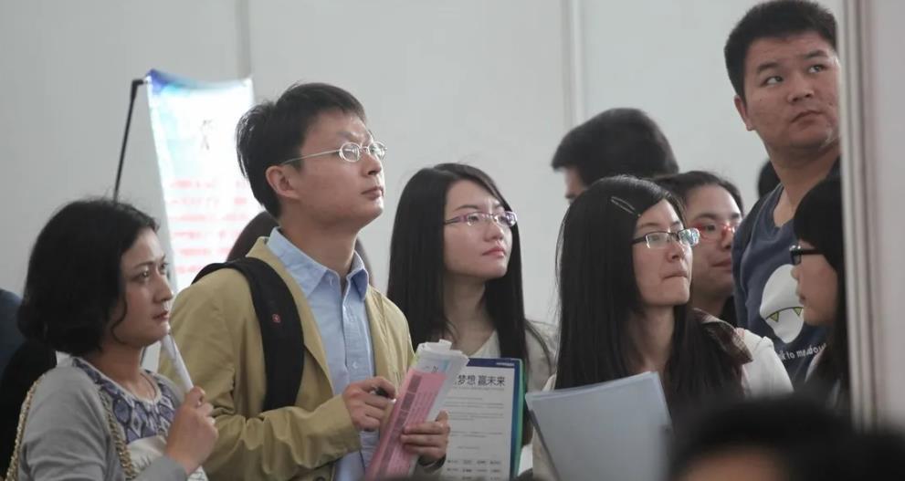 上海市|上海“精致穷”被揭开，本科生晒出到手收入，网友看后引发争议