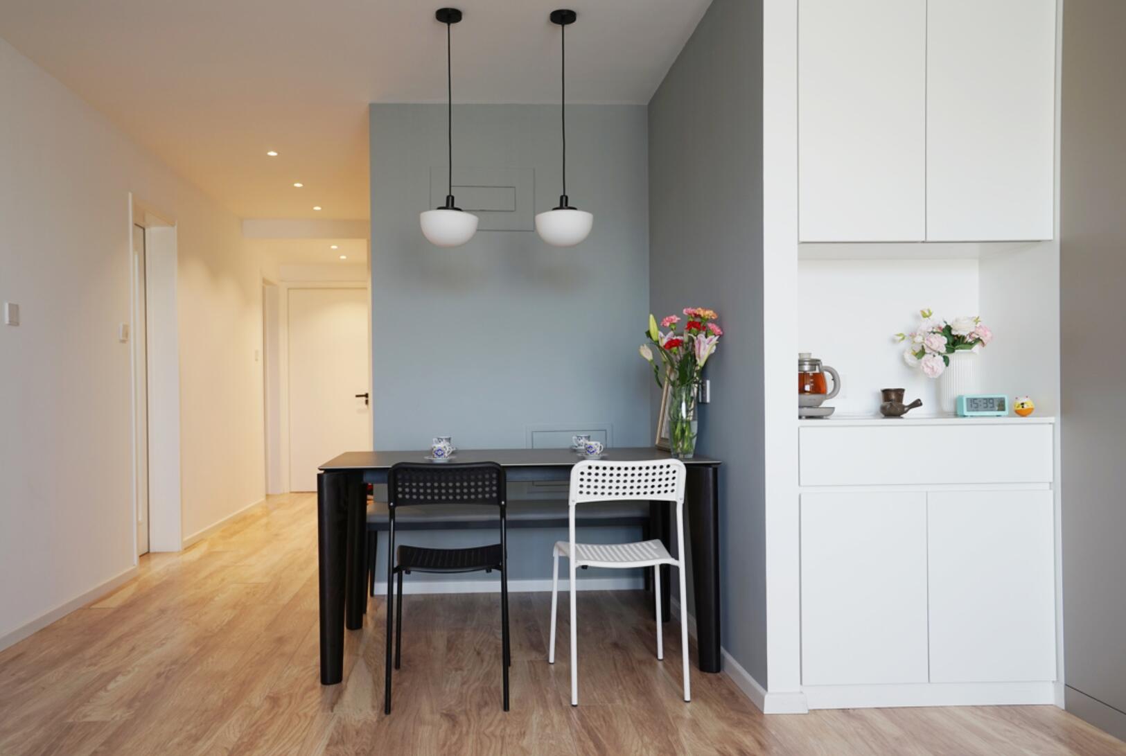 沙发一定得靠墙摆放?看她家,转个方向后,立马多了一组柜子