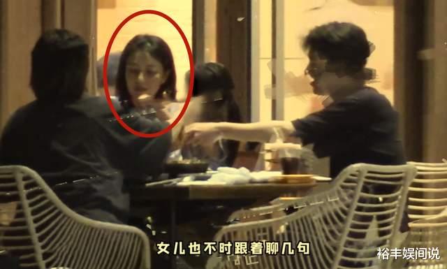 高圆圆|高圆圆一家三口外出聚餐！3岁女儿化身为小大人，饭后牵手回酒店