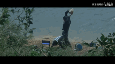 龙城岁月|电影梗百科之——「钓鱼戴头盔」