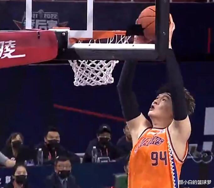 王哲林|鏖战43分钟轰25+14！王哲林为胜利一度不想下场，杨健：令人泪目