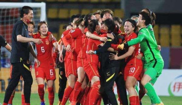 中国女足|中国女足凯旋归来，00后小将获10万元奖励，水指导理智发声