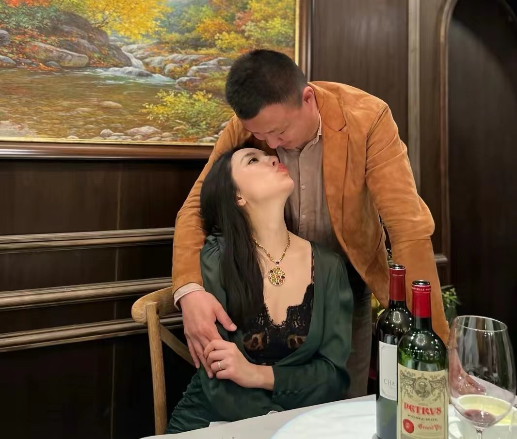 王励勤|王励勤前女友，豪宅聚餐！36岁皮肤白皙身材傲人，3年嫁2任富豪老公