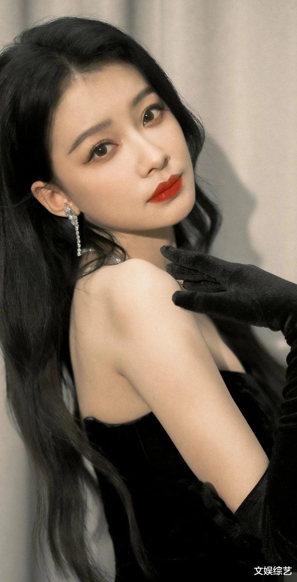 孙怡|孙怡穿亮片抹胸衣,挑动吴昕下巴唱跳,舞姿比吴昕更让人心动