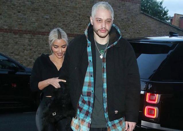 金·卡戴珊|金卡戴珊与小13岁男友约会！挽着胳膊满脸幸福，男友黑眼圈明显