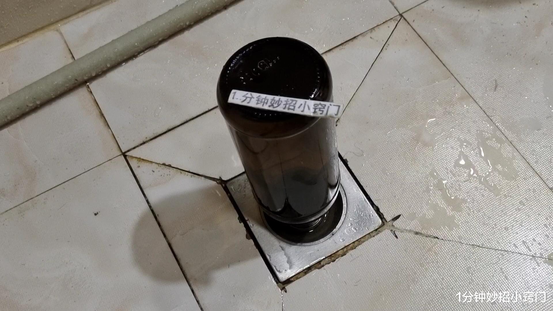 把啤酒瓶插进下水道,真厉害,解决了家家户户大难题,太实用了