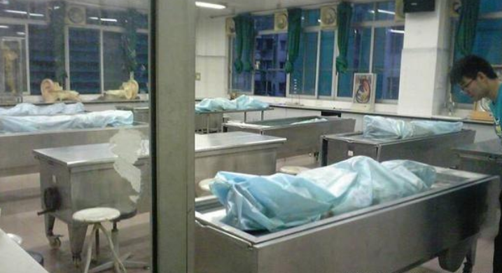殡仪馆火化女尸:眼睛突然动了,捡回一条命,11年后回来报恩
