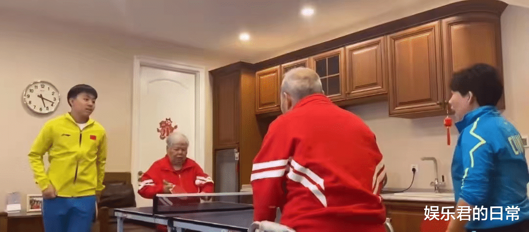 邓亚萍|邓亚萍一家豪宅内为爱子庆生！16岁儿子身材魁梧，长相成熟似许昕