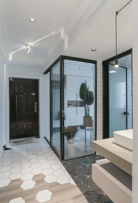 她家不豪华,简约到电视墙都舍弃,可一进屋就把我吸引,理想之家