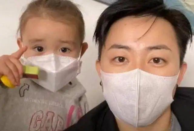 身价千万的单身女老板,花50万买精生女,遭网友怒批:太自私了!