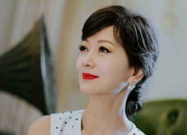 杨幂|年过半百还在装嫩的六位女星，美颜年轻30岁，生图却变老奶奶