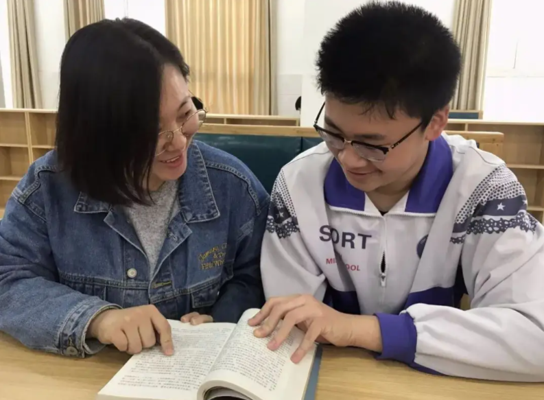 蔡徐坤|是崇拜还是恶搞？中学生模仿蔡徐坤打球惹争议，学生却觉得很无辜