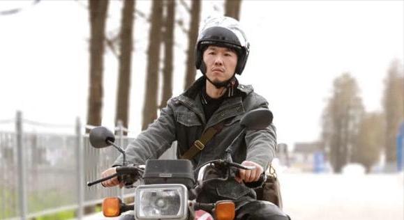 王骁|星二代王骁独闯娱乐圈，做配角15年，今居家照顾伤病母亲？