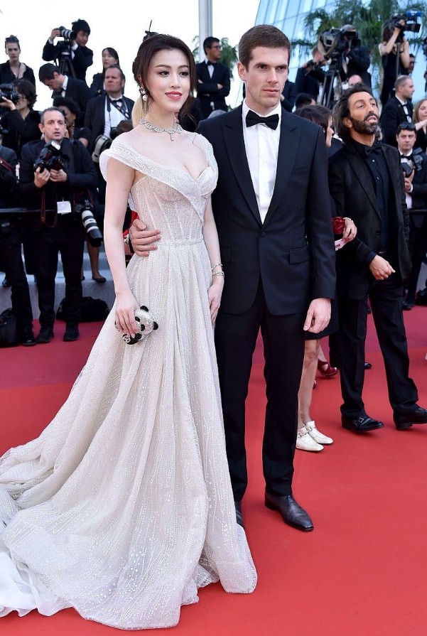 葛天|刘翔前妻身材太傲人,穿白礼服腰身纤细,身旁男伴全程搂着不放手