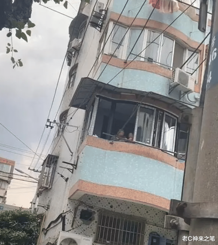 上海装修工被封毛坯房16天，没有家具和电器，不会上网买菜