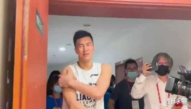 辽宁男篮|莫兰德亲吻了杨鸣！等了4年，辽宁再拿总冠军！这次郭艾伦没哭