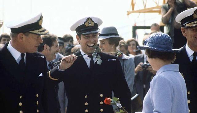 菲利普亲王|他才是英女王最宠的儿子:高大帅气像菲利普,照片被女王随身携带