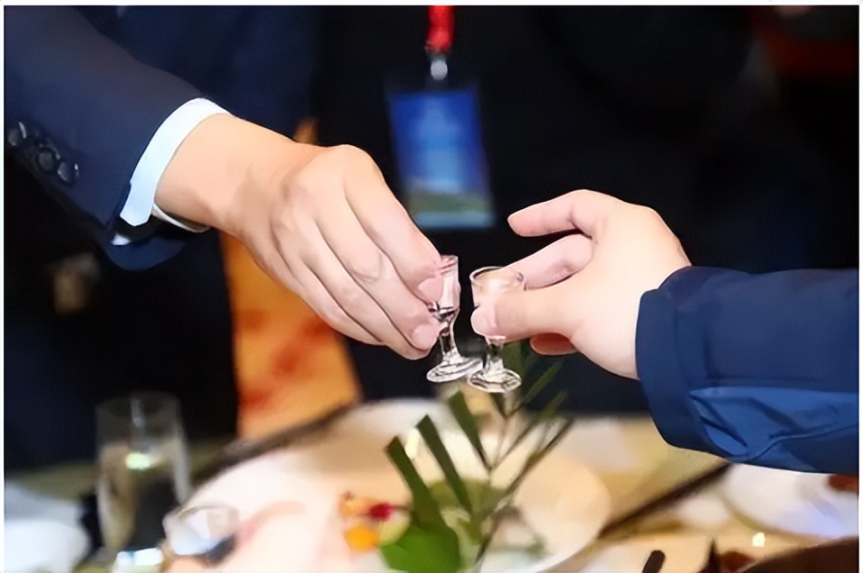 |饭局上从不主动敬酒的,往往是这4类人,吃力不讨好,希望你不是