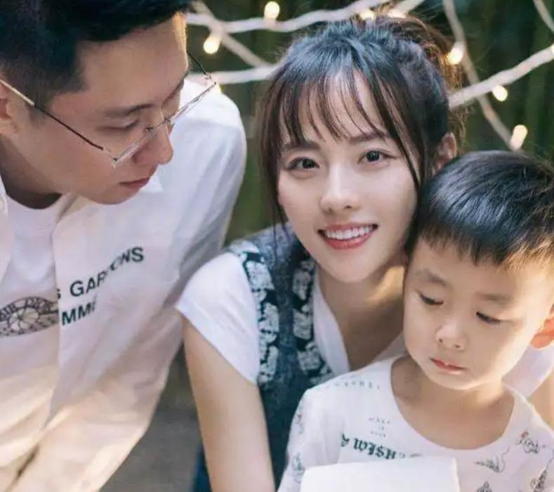 张蓝心|买超无视出轨风波!半夜与范丞丞酒吧畅玩,曝稳拿俩儿子抚养权