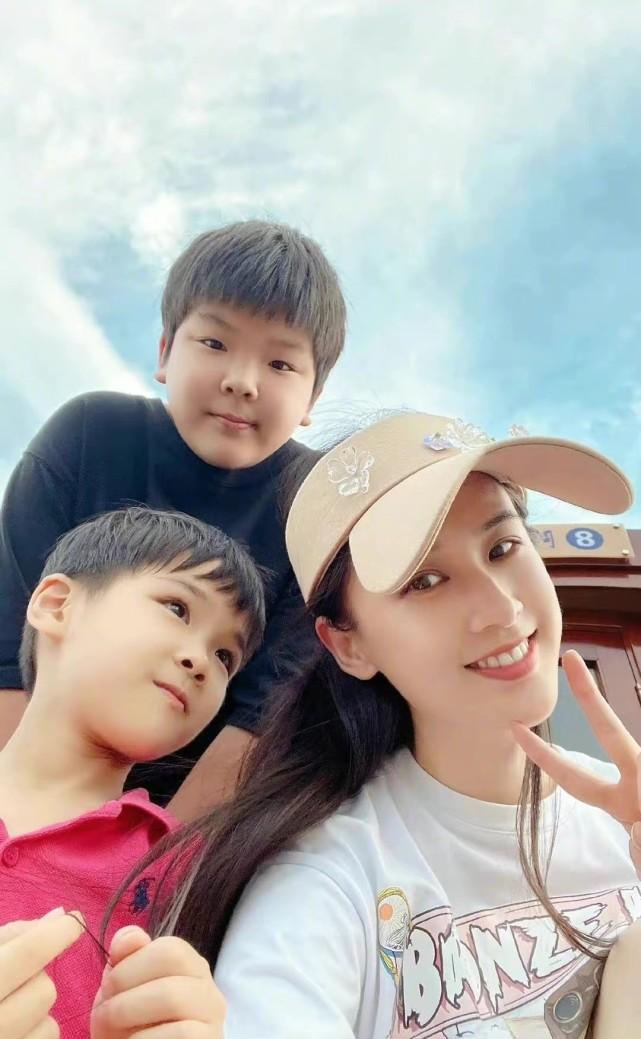 黄圣依|黄圣依与儿子罕见同框，10岁安迪胖到认不出，妈妈却宛如少女