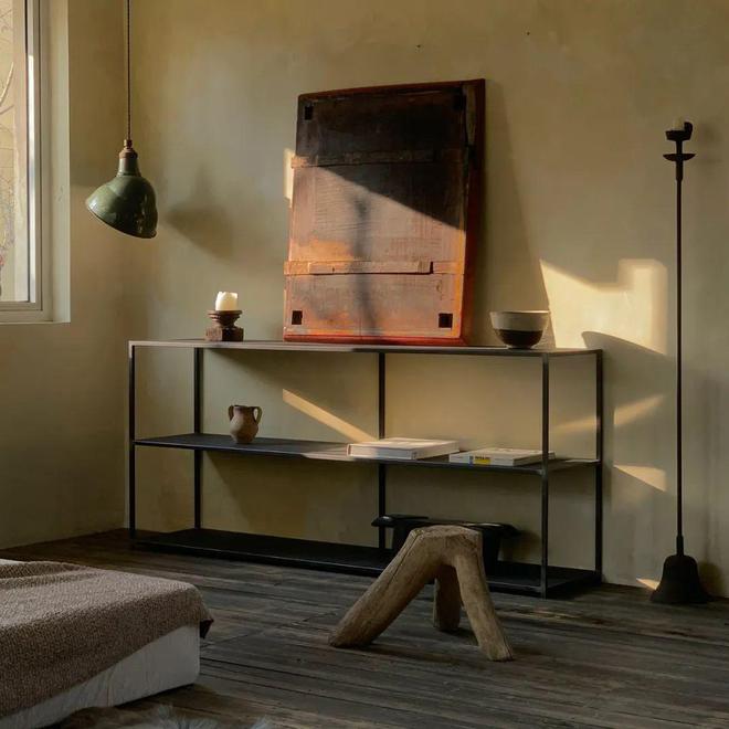 |他蜗居35m2,每月额外花8000元租别墅,摆满古物