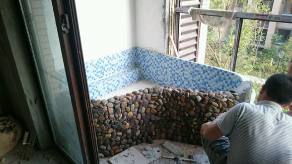 在自家阳台上砌个鱼池，成本不过1000块，邻居看完都说好！