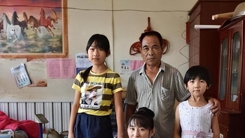 爬行女孩董明英，完全不顾家长反对24岁嫁给46岁光棍，如今她过得咋样？