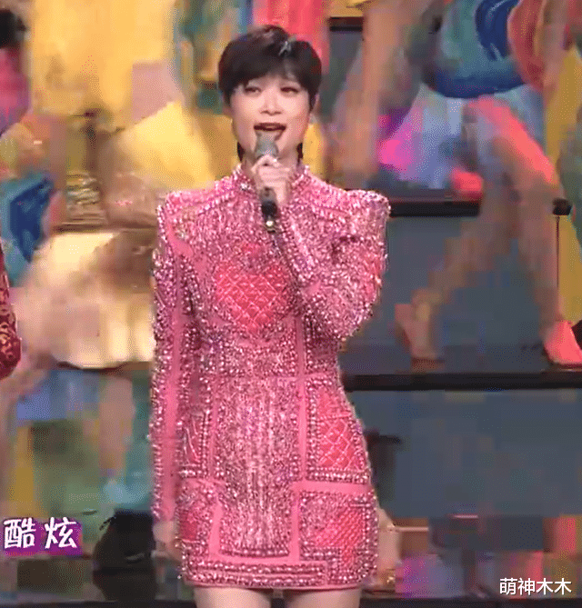 春晚|女星春晚礼服秀来了:张小斐万元大衣出圈,赵丽颖为春晚量身打造