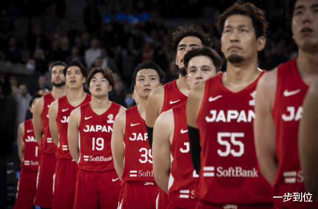 日本队|世预赛惨案！日本男篮狂输46分＋单节仅4分 排名被中国反超
