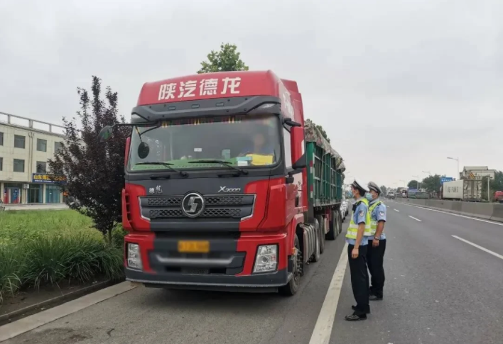 广东清远，一男子驾驶半挂车经过超限站时，过磅显示超重