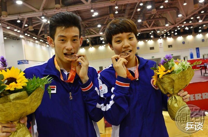 麦基|中国香港组合“抗日”成功，3-0横扫张本早田，晋级混双半决赛！