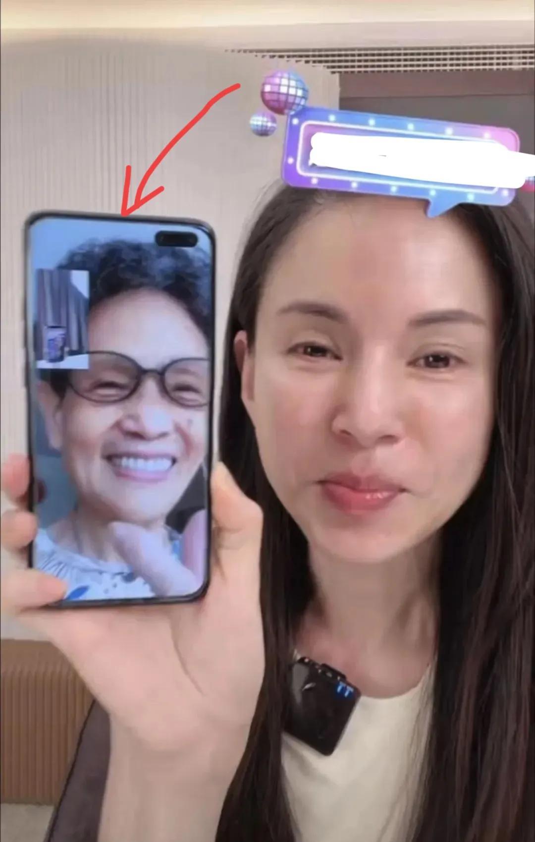 李若彤|逃过了刘畊宏逃不过李若彤,李若彤母亲节直播健身,带妈妈首亮相