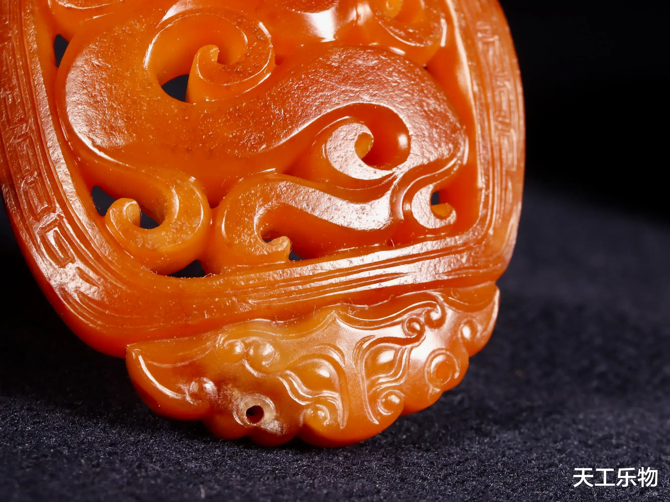 雕刻|十个红沁九个皮！为何和田籽料“仿古龙”的雕刻会留皮不留玉？