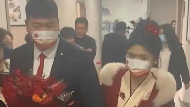 山东卫视春晚|大衣哥儿子刚结完婚，网红扒墙头操控无人机拍摄，农家院供不应求