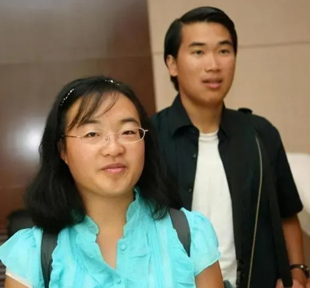 魏敏芝|“最丑谋女郎”魏敏芝，曾被张艺谋劝退，后来怎么样了？