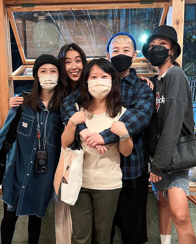 李圣经|隋棠身材比例很棒，和好友合影看不出41岁了，扎麻花辫挺有少女感