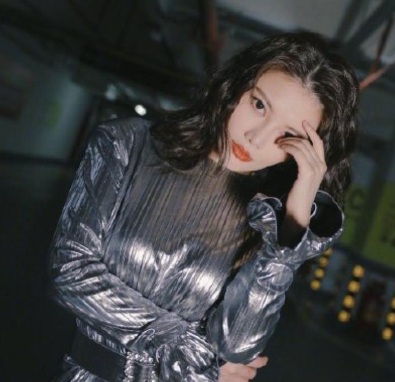 徐冬冬|32岁徐冬冬晒照庆生,包臀短裙显露好身材,大长腿又细又白