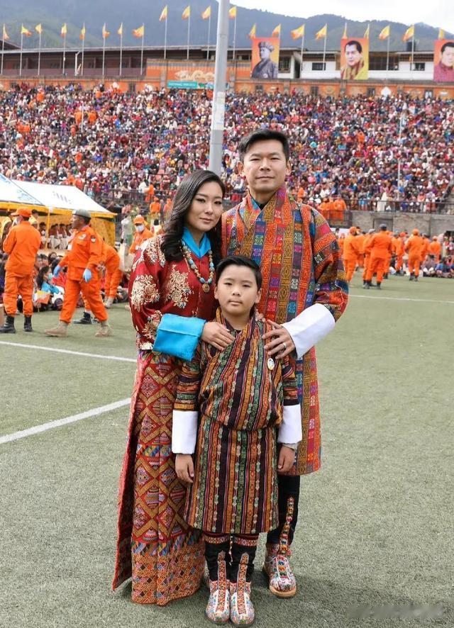 |不丹国庆,王子公主纷纷现身,美女含量很高,王子们颜值不尽如意