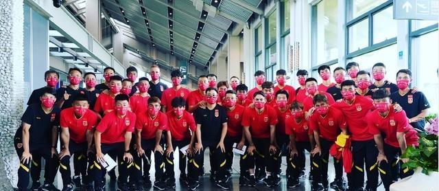 国足|博主：有球迷抗议中国男足来海口，并发起就地解散国家队的倡议