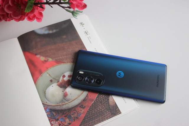 高通骁龙|?5000mAh+6000万自拍，降至2799元，骁龙8新旗舰中的爆款