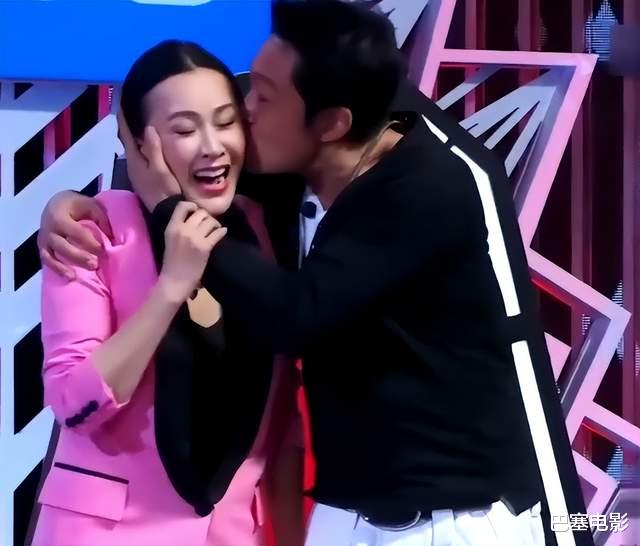 明星|明星公开失控现场,突然转圈、捡东西吃、胡侃,好一个莫名其妙