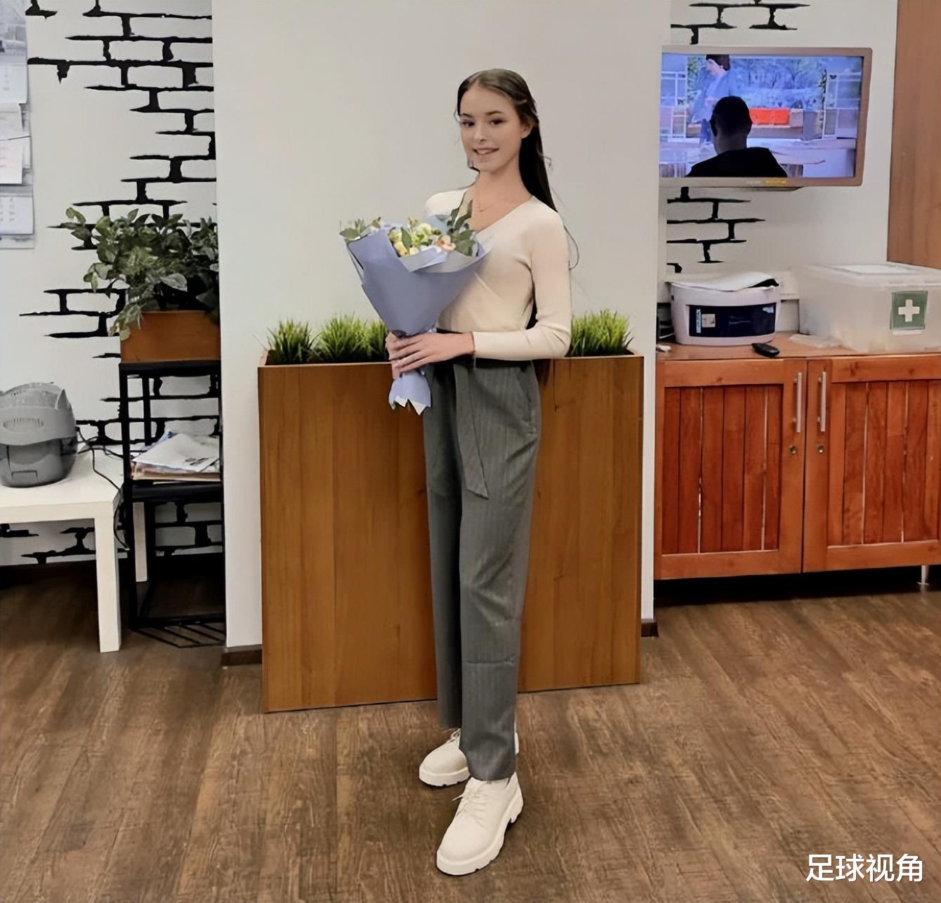 谢尔巴科娃|美到令人窒息！谢尔巴科娃被邀上电视节目，穿着优雅亮出奥运金牌
