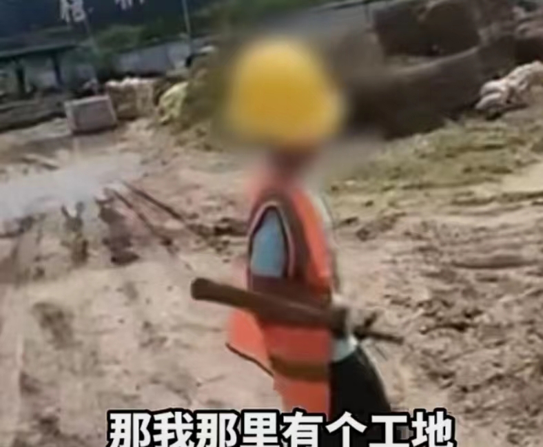 9岁男孩被父亲带到工地“打工”,家长看似狠心,实则是用心良苦