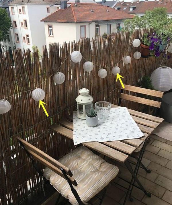 真新鲜,阳台不用玻璃封起来,贴着护栏围一圈竹篱笆,清新凉爽