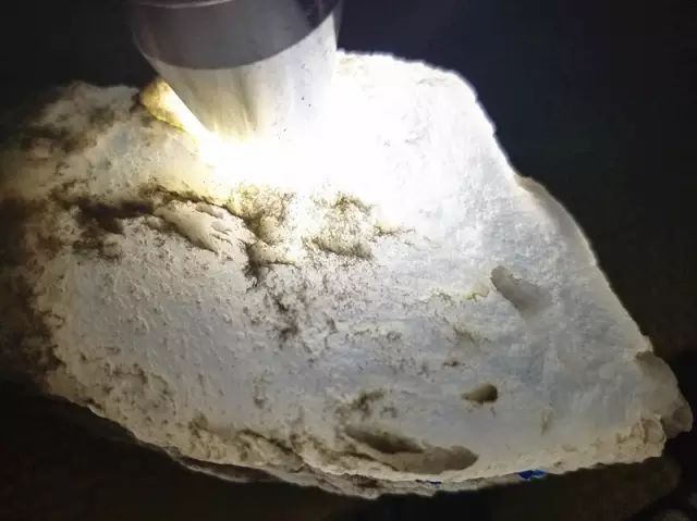 翡翠|如夜明珠般的玻璃种原石,全拿来车珠子了,100万也要打水漂!