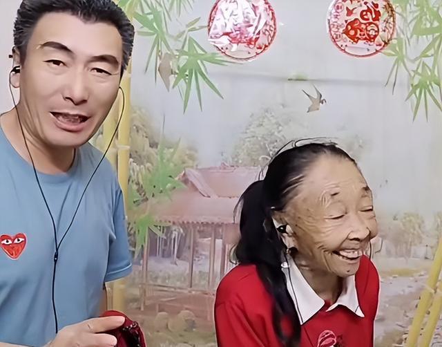 85岁马玉琴参观农家院,还找摄影全程跟拍,网友:真把自己当盘菜